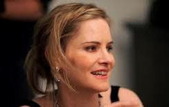 Jennifer Jason Leigh