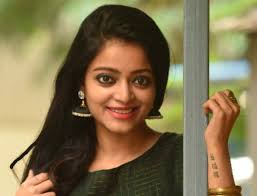 Janani Iyer Pictures and Janani Iyer Photos